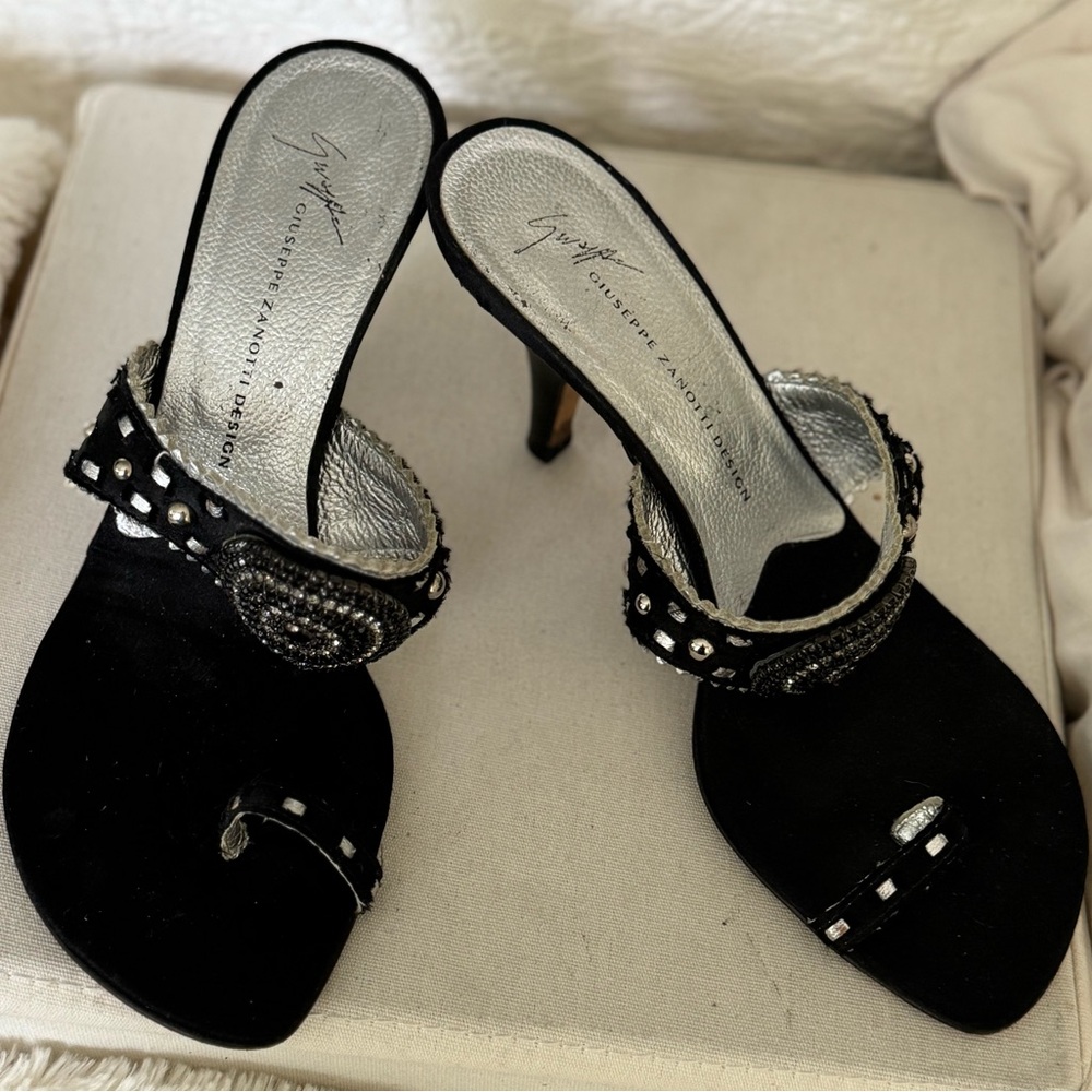 Giuseppe Zanotti - Black and bejeweled with toe loop and kitten heel sandals. - Picture 11 of 16